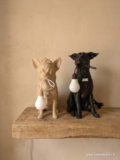 Lampada chihuahua beige Maya con coroncina e lampada meticcia nera Jeannie, statue 3D con lampadina in bocca